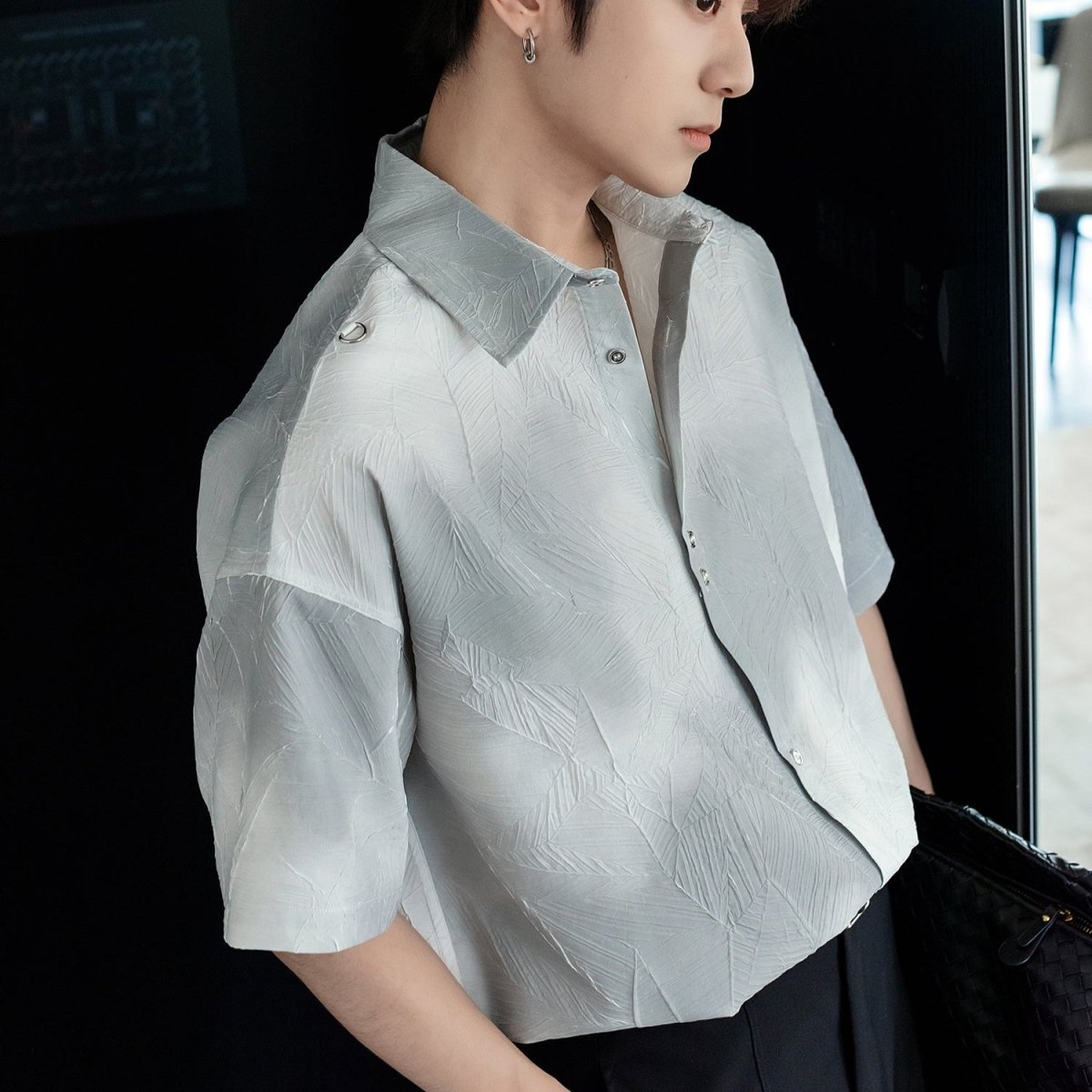 Leaf embossed short sleeve shirt