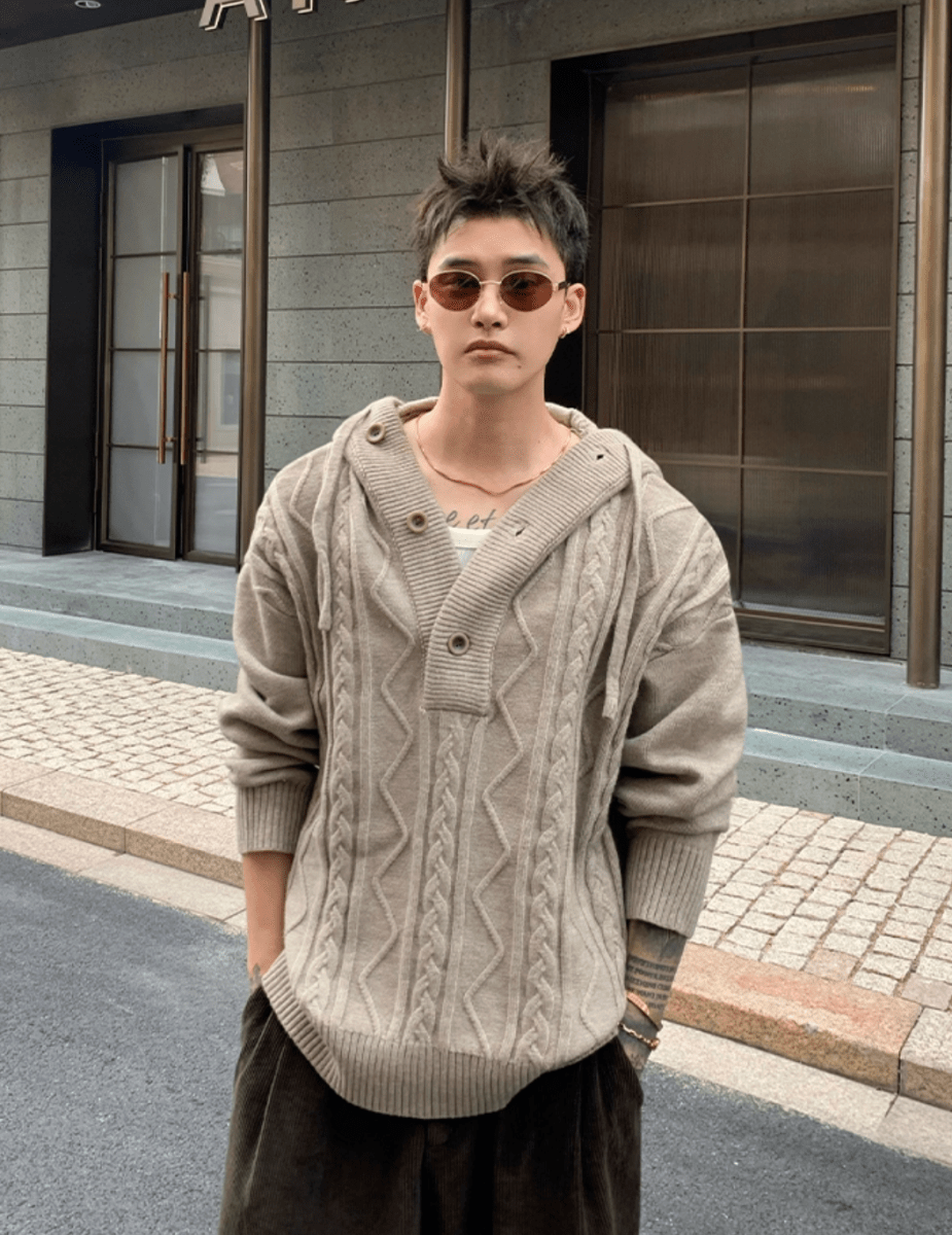 フード付きケーブルニット